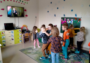 Dzieci tańczą przy armeńskiej muzyce.